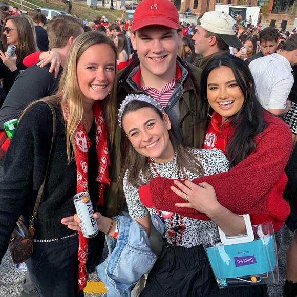 Meet your Posher, Madison - Picture 3 of 3